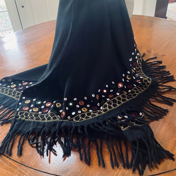 Beautiful soft wool full sized wrap/scarf with an intricate design 💝 - Picture 6 of 15
